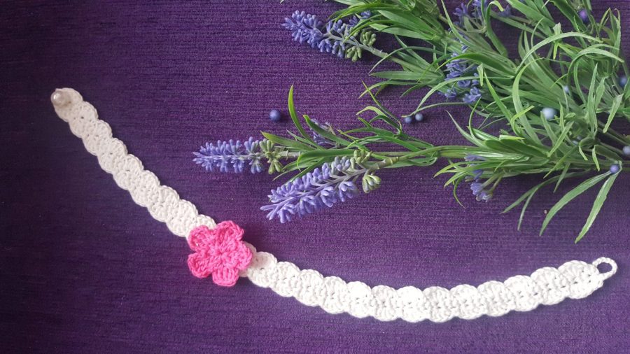 Diadema conchas con flor a crochet