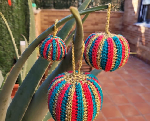 Patrón gratis bolas rayadas Navidad crochet