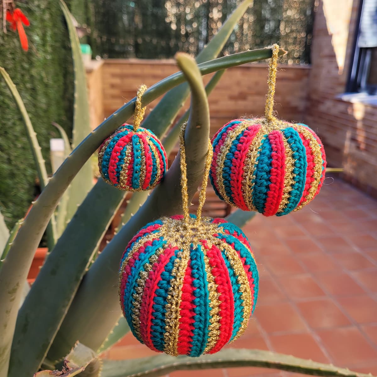 Patrón gratis bolas rayadas Navidad crochet